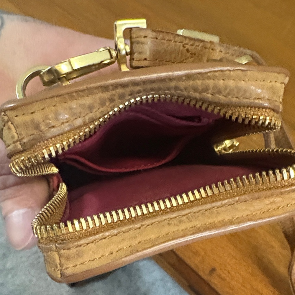 Elegant Tan Leather Crossbody Wallet - Picture 3 of 3